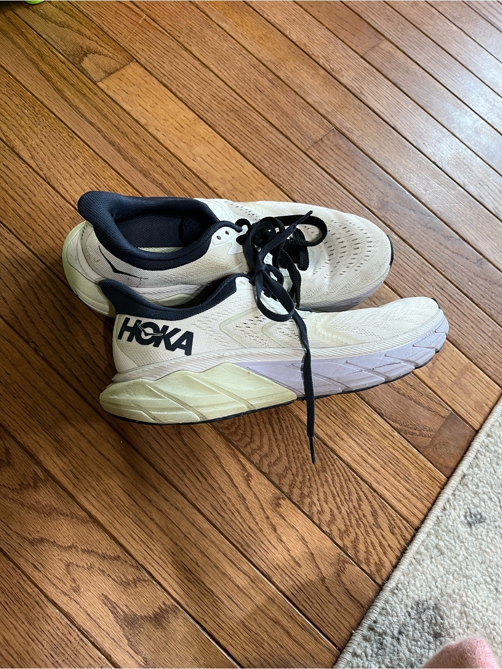Hoka one one arahi 5 women’s sneakers size 9